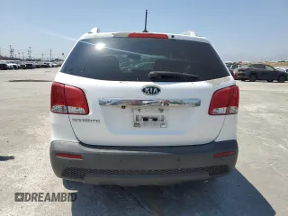 2013 Kia Sorento LX z VIN 5XYKT3A66DG400097, wystawiony jako Copart lot #60937305 z przebiegiem 177 284 mil mil oraz Czysty tytuł • Clean title. Historia ofert i sprzedaży dostępna na DreamBid. Obrazek 6.