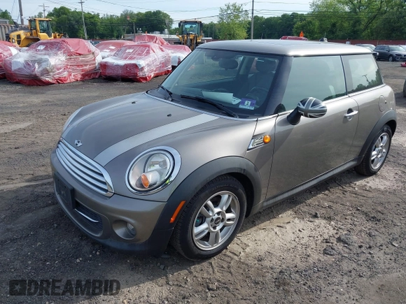 2013 MINI Hardtop z VIN WMWSU3C5XDT685745, wystawiony jako IAAI lot #42300577 z przebiegiem 112 804 mil mil oraz . Historia ofert i sprzedaży dostępna na DreamBid. Obrazek 6.