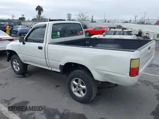1992 Toyota Pickup z VIN 4TARN81A0NZ008256, wystawiony jako IAAI lot #41766264 z przebiegiem 278 220 mil mil oraz . Historia ofert i sprzedaży dostępna na DreamBid. Obrazek 3.