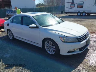 2017 Volkswagen Passat SE z VIN 1VWGT7A34HC034361, wystawiony jako IAAI lot #41629777 z przebiegiem 92 000 mil mil oraz . Historia ofert i sprzedaży dostępna na DreamBid. Obrazek 1.