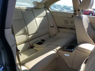 2007 BMW 3 Series 328i z VIN WBAWV135X7P117866, wystawiony jako Copart lot #46118685 z przebiegiem 112 828 mil mil oraz Szkoda całkowita • Salvage title. Historia ofert i sprzedaży dostępna na DreamBid. Obrazek 10.