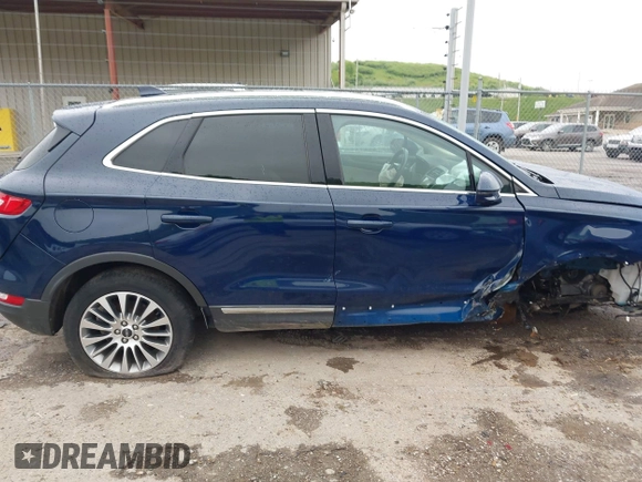 2018 Lincoln MKC Reserve z VIN 5LMCJ3D91JUL28728, wystawiony jako IAAI lot #42196869 z przebiegiem 60 541 mil mil oraz . Historia ofert i sprzedaży dostępna na DreamBid. Obrazek 14.