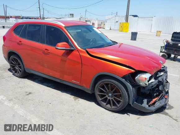 2013 BMW X1 28i z VIN WBAVM1C51DVW42255, wystawiony jako IAAI lot #42525744 z przebiegiem 108 644 mil mil oraz . Historia ofert i sprzedaży dostępna na DreamBid. Obrazek 1.