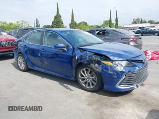 2023 Toyota Camry LE z VIN 4T1C11AK3PU106716, wystawiony jako IAAI lot #42334786 z przebiegiem 47 681 mil mil oraz . Historia ofert i sprzedaży dostępna na DreamBid. Obrazek 1.