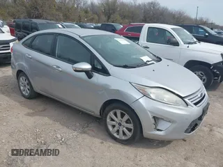2013 Ford Fiesta SE z VIN 3FADP4BJ2DM225491, wystawiony jako IAAI lot #41737874 z przebiegiem 121 902 mil mil oraz . Historia ofert i sprzedaży dostępna na DreamBid. Obrazek 1.