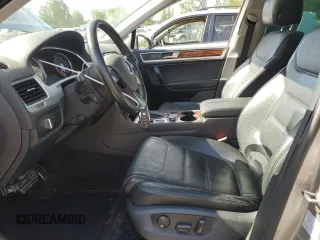 2012 Volkswagen Touareg с VIN WVGEG9BP6CD008533, выставлен на аукционе Copart как лот 60356345 с пробегом 103 270 миль миль и Чистый • Clean title. История ставок и продаж доступна на DreamBid. Изображение 7.