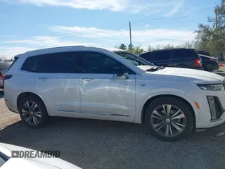 2021 Cadillac XT6 Premium Luxury z VIN 1GYKPCRS6MZ230499, wystawiony jako IAAI lot #41808404 z przebiegiem 86 933 mil mil oraz . Historia ofert i sprzedaży dostępna na DreamBid. Obrazek 14.