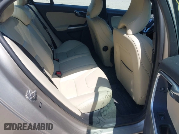 2015 Volvo S60 T5 Drive-E Premier z VIN YV126MFB8F2302747, wystawiony jako IAAI lot #42247878 z przebiegiem 95 591 mil mil oraz . Historia ofert i sprzedaży dostępna na DreamBid. Obrazek 8.