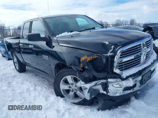 2015 Ram 1500 Outdoorsman z VIN 1C6RR7GGXFS606208, wystawiony jako IAAI lot #41660434 z przebiegiem 135 087 mil mil oraz . Historia ofert i sprzedaży dostępna na DreamBid. Obrazek 1.