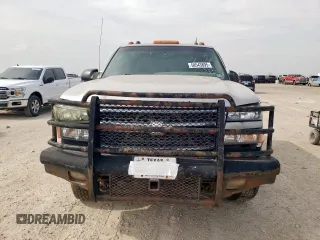 2005 Chevrolet Silverado 3500 LT z VIN 1GCJC33225F967451, wystawiony jako Copart lot #58543895 z przebiegiem 200 275 mil mil oraz Tytuł czysty. Historia ofert i sprzedaży dostępna na DreamBid. Obrazek 5.