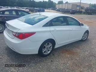 2013 Hyundai Sonata GLS z VIN 5NPEB4AC2DH744689, wystawiony jako IAAI lot #42533404 z przebiegiem 127 021 mil mil oraz . Historia ofert i sprzedaży dostępna na DreamBid. Obrazek 4.