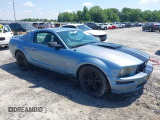 2005 Ford Mustang GT Deluxe z VIN 1ZVFT82H155200458, wystawiony jako IAAI lot #42273923 z przebiegiem 136 008 mil mil oraz . Historia ofert i sprzedaży dostępna na DreamBid. Obrazek 1.
