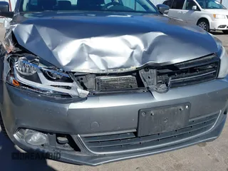 2012 Volkswagen Jetta TDI w/Premium & Nav z VIN 3VWLL7AJ5CM361646, wystawiony jako IAAI lot #41856672 z przebiegiem 190 292 mil mil oraz . Historia ofert i sprzedaży dostępna na DreamBid. Obrazek 6.