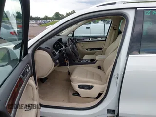 2013 Volkswagen Touareg Exec z VIN WVGEF9BP5DD005322, wystawiony jako IAAI lot #42146276 z przebiegiem 154 498 mil mil oraz . Historia ofert i sprzedaży dostępna na DreamBid. Obrazek 5.