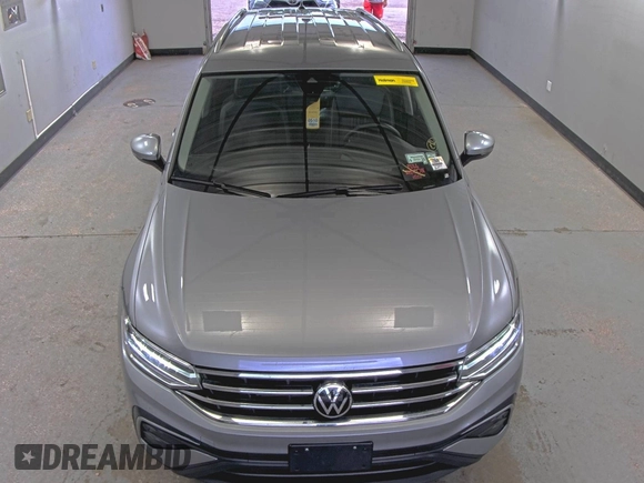 2024 Volkswagen Tiguan SE with VIN 3VV3B7AX9RM084536, listed as a IAAI auction lot 42708274 with 33,250 mi miles and . Bid and sale history available at DreamBid. Image 8.