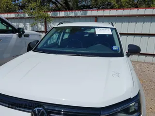 2025 Volkswagen Taos z VIN 3VV5C7B23SM008129, wystawiony jako IAAI lot #41879531 z przebiegiem 3423 mil mil oraz . Historia ofert i sprzedaży dostępna na DreamBid. Obrazek 6.