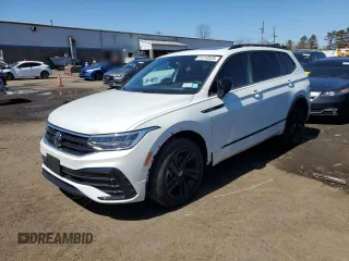 2024 Volkswagen Tiguan SE R-Line Black z VIN 3VV8B7AX9RM149200, wystawiony jako Copart lot #51210525 z przebiegiem 5 936 mil mil oraz Szkoda całkowita • Salvage title. Historia ofert i sprzedaży dostępna na DreamBid. Obrazek 1.