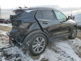 2021 Buick Encore GX Essence z VIN KL4MMGSL5MB159137, wystawiony jako Copart lot #84040454 z przebiegiem Nie podano mil oraz Nie do naprawy • Non repairable. Historia ofert i sprzedaży dostępna na DreamBid. Obrazek 3.