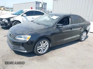 2015 Volkswagen Jetta SEL z VIN 3VWL17AJ7FM307632, wystawiony jako IAAI lot #42766536 z przebiegiem 101 661 mil mil oraz . Historia ofert i sprzedaży dostępna na DreamBid. Obrazek 2.