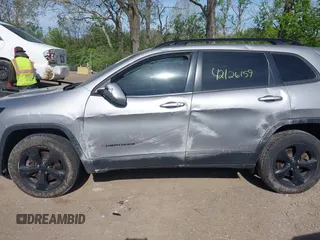 2018 Jeep Cherokee Limited z VIN 1C4PJMDB0JD597899, wystawiony jako IAAI lot #42126159 z przebiegiem 117 359 mil mil oraz . Historia ofert i sprzedaży dostępna na DreamBid. Obrazek 14.