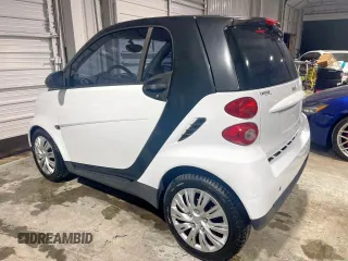 2012 Smart fortwo Pure z VIN WMEEJ3BA5CK540092, wystawiony jako Copart lot #57123825 z przebiegiem 59 356 mil mil oraz Szkody całkowita. Historia ofert i sprzedaży dostępna na DreamBid. Obrazek 3.
