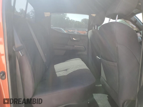 2018 Toyota Tacoma SR5 z VIN 5TFAZ5CN8JX055321, wystawiony jako Copart lot #60101445 z przebiegiem 111 153 mil mil oraz Szkoda całkowita • Salvage title. Historia ofert i sprzedaży dostępna na DreamBid. Obrazek 10.