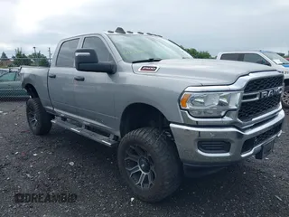 2023 Ram 2500 Tradesman с VIN 3C6UR5CJXPG590942, выставлен на аукционе IAAI как лот 42587742 с пробегом 76 595 миль миль и . История ставок и продаж доступна на DreamBid. Изображение 1.