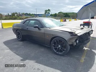 2016 Dodge Challenger R/T Scat Pack z VIN 2C3CDZFJ2GH254938, wystawiony jako IAAI lot #40888589 z przebiegiem 114 582 mil mil oraz . Historia ofert i sprzedaży dostępna na DreamBid. Obrazek 1.