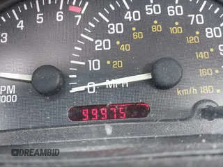 2000 Pontiac Sunfire SE z VIN 1G2JB5249Y7442701, wystawiony jako IAAI lot #42098956 z przebiegiem 99 975 mil mil oraz . Historia ofert i sprzedaży dostępna na DreamBid. Obrazek 7.