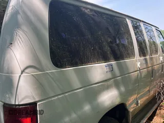 2004 Ford Econoline Passenger XL z VIN 1FBNE31L24HA20389, wystawiony jako Copart lot #61014605 z przebiegiem Nie podano mil oraz Czysty tytuł • Clean title. Historia ofert i sprzedaży dostępna na DreamBid. Obrazek 8.