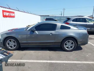 2011 Ford Mustang V6 z VIN 1ZVBP8AMXB5105751, wystawiony jako IAAI lot #42104899 z przebiegiem 70 178 mil mil oraz . Historia ofert i sprzedaży dostępna na DreamBid. Obrazek 14.