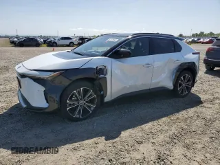 2024 Toyota bZ4X XLE z VIN JTMABACAXRA055247, wystawiony jako Copart lot #52137665 z przebiegiem 11 294 mil mil oraz Szkoda całkowita • Salvage title. Historia ofert i sprzedaży dostępna na DreamBid. Obrazek 1.