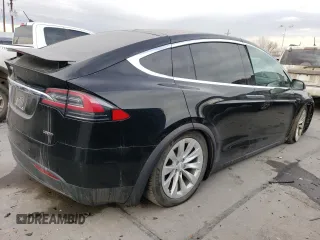 2017 Tesla Model X 90D z VIN 5YJXCBE2XHF060912, wystawiony jako Copart lot #85946834 z przebiegiem 135 277 mil mil oraz Szkoda całkowita • Salvage title. Historia ofert i sprzedaży dostępna na DreamBid. Obrazek 3.