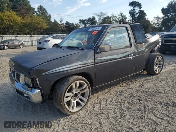 1996 Nissan Frontier XE z VIN 1N6SD16S4TC308641, wystawiony jako Copart lot #77328574 z przebiegiem Nie podano mil oraz Szkoda całkowita • Salvage title. Historia ofert i sprzedaży dostępna na DreamBid. Obrazek 1.