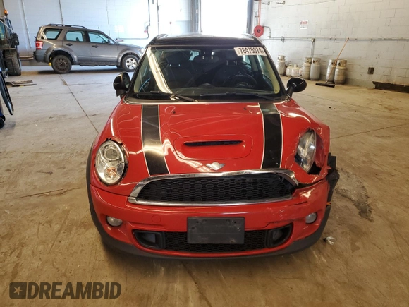 2014 MINI Clubman S z VIN WMWZG3C52ET800765, wystawiony jako Copart lot #76470874 z przebiegiem 103 971 mil mil oraz Szkoda całkowita • Salvage title. Historia ofert i sprzedaży dostępna na DreamBid. Obrazek 5.