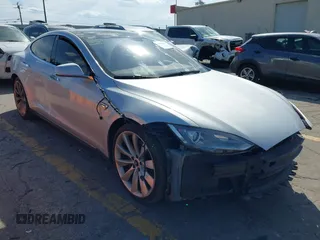 2014 Tesla Model S 60 z VIN 5YJSA1H16EFP28486, wystawiony jako IAAI lot #41887484 z przebiegiem 99 271 mil mil oraz . Historia ofert i sprzedaży dostępna na DreamBid. Obrazek 1.