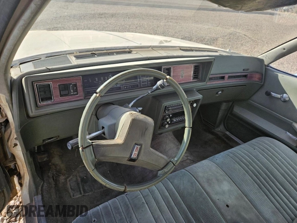 1986 Oldsmobile Cutlass z VIN 1G3GR47A3GR329694, wystawiony jako Copart lot #84965974 z przebiegiem Nie podano mil oraz Czysty tytuł • Clean title. Historia ofert i sprzedaży dostępna na DreamBid. Obrazek 9.