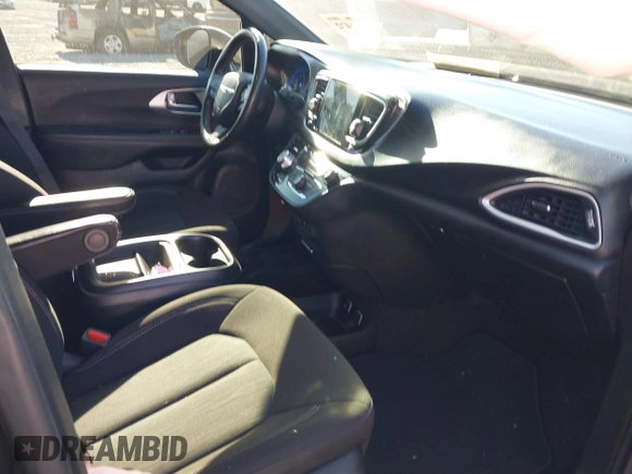 2020 Chrysler Pacifica Touring with VIN 2C4RC1FG1LR245764, listed as a IAAI auction lot 40646472 with 86,119 mi miles and . Bid and sale history available at DreamBid. Image 5.