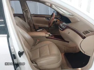 2010 Mercedes-Benz S 550 z VIN WDDNG8GB1AA352707, wystawiony jako IAAI lot #42362577 z przebiegiem 201 878 mil mil oraz . Historia ofert i sprzedaży dostępna na DreamBid. Obrazek 5.