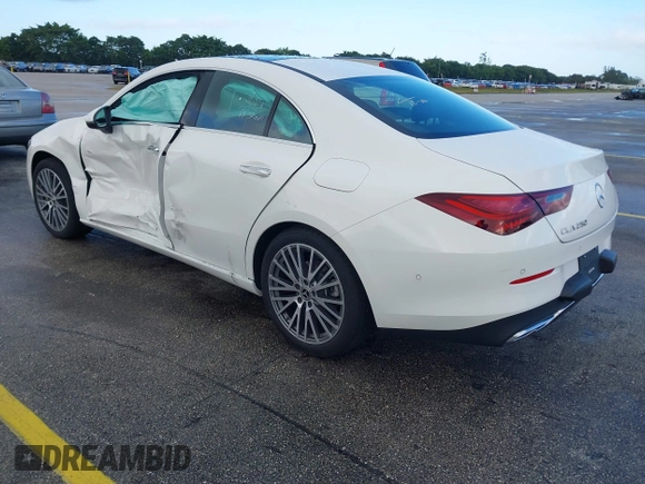 2025 Mercedes-Benz CLA 250 z VIN W1K5J4GBXSN516282, wystawiony jako IAAI lot #41092559 z przebiegiem 7917 mil mil oraz . Historia ofert i sprzedaży dostępna na DreamBid. Obrazek 3.