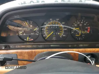 1990 Mercedes-Benz 560 z VIN WDBCA39E7LA505105, wystawiony jako Copart lot #58875015 z przebiegiem 88 261 mil mil oraz Szkoda całkowita • Salvage title. Historia ofert i sprzedaży dostępna na DreamBid. Obrazek 9.