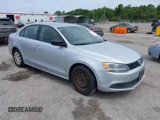 2014 Volkswagen Jetta S z VIN 3VW2K7AJXEM251600, wystawiony jako IAAI lot #42376098 z przebiegiem 134 927 mil mil oraz . Historia ofert i sprzedaży dostępna na DreamBid. Obrazek 1.