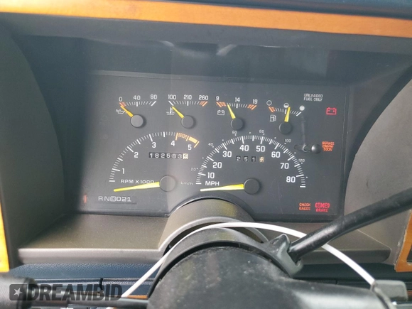 1994 GMC Suburban z VIN 1GKEC16K4RJ762562, wystawiony jako Copart lot #81242184 z przebiegiem 182 583 mil mil oraz Szkoda całkowita • Salvage title. Historia ofert i sprzedaży dostępna na DreamBid. Obrazek 9.