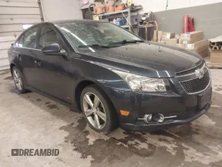 2014 Chevrolet Cruze 2LT z VIN 1G1PE5SB3E7454701, wystawiony jako IAAI lot #42013964 z przebiegiem 83 009 mil mil oraz . Historia ofert i sprzedaży dostępna na DreamBid. Obrazek 1.