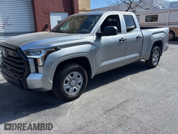 2022 Toyota Tundra SR z VIN 5TFKB5AA7NX016492, wystawiony jako Copart lot #53257685 z przebiegiem 16 896 mil mil oraz Czysty tytuł • Clean title. Historia ofert i sprzedaży dostępna na DreamBid. Obrazek 2.