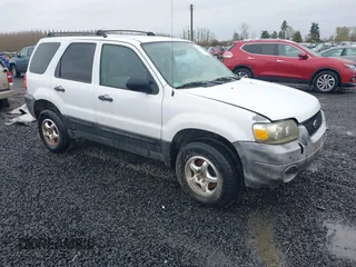 2007 Ford Escape XLT with VIN 1FMYU93147KA19886, listed as a IAAI auction lot 41830517 with 176,099 mi miles. Bid and sale history available at carsss.com. Image 1.