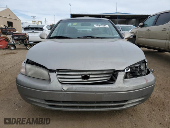1998 Toyota Camry LE z VIN JT2BG28K7W0215608, wystawiony jako Copart lot #49919085 z przebiegiem 182 353 mil mil oraz Czysty tytuł • Clean title. Historia ofert i sprzedaży dostępna na DreamBid. Obrazek 5.
