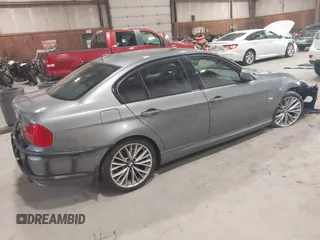 2011 BMW 3 Series 335i xDrive с VIN WBAPL5C57BA919482, выставлен на аукционе IAAI как лот 42531375 с пробегом 82 868 миль миль и . История ставок и продаж доступна на DreamBid. Изображение 4.