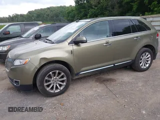 2013 Lincoln MKX z VIN 2LMDJ8JK4DBL23128, wystawiony jako IAAI lot #42315115 z przebiegiem 224 351 mil mil oraz . Historia ofert i sprzedaży dostępna na DreamBid. Obrazek 2.