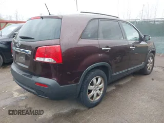 2013 Kia Sorento LX with VIN 5XYKTDA21DG348056, listed as a IAAI auction lot 42020513 with 233,308 mi miles. Bid and sale history available at carsss.com. Image 4.